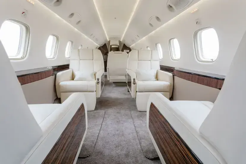 Cabine de jet privé lumineuse, prête pour le départ