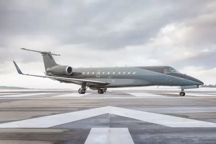 Jet privé stationné sur le tarmac sous un ciel nuageux