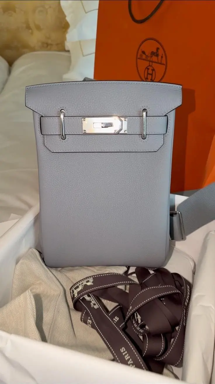 Sac en cuir gris perle dans sa boîte